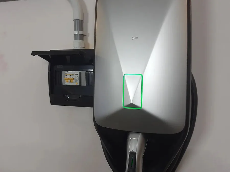 Реальная установка wallbox AVATR в гараже со щитом в Воронеже