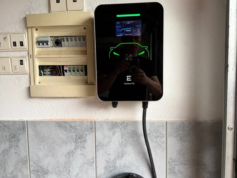Реальная установка wallbox Evolute в гараже в Воронеже