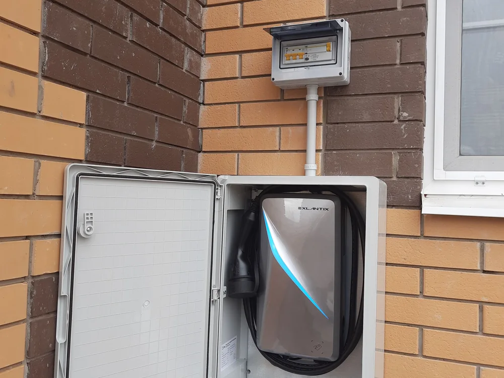 Уличная зарядка в защитном шкафу: автоматы, кабель, пусконаладка