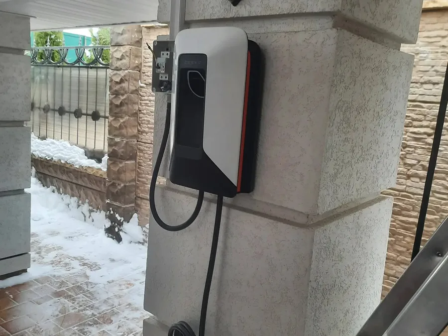 Реальная установка wallbox Zeekr у частного дома в Воронеже