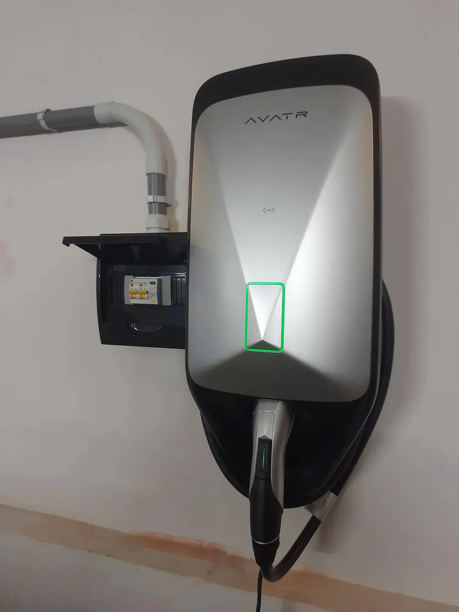 AVATR wallbox и открытый щит в гараже