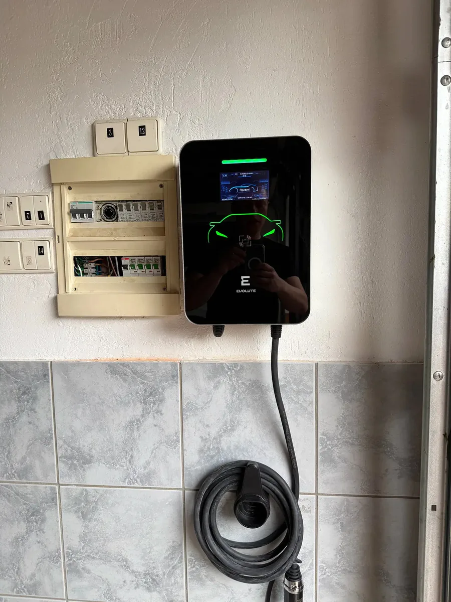 Wallbox Evolute в гараже со щитом