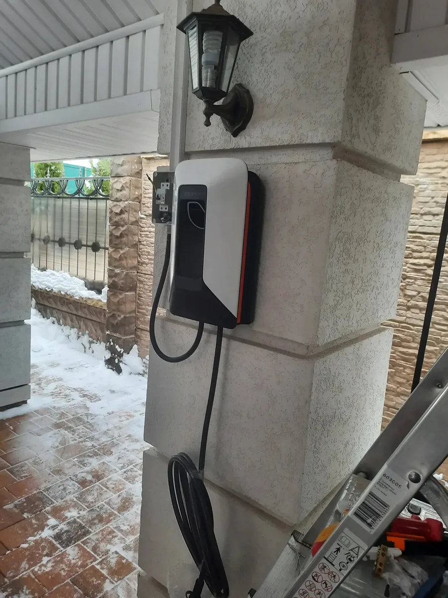 Реальный монтаж: wallbox у частного дома зимой